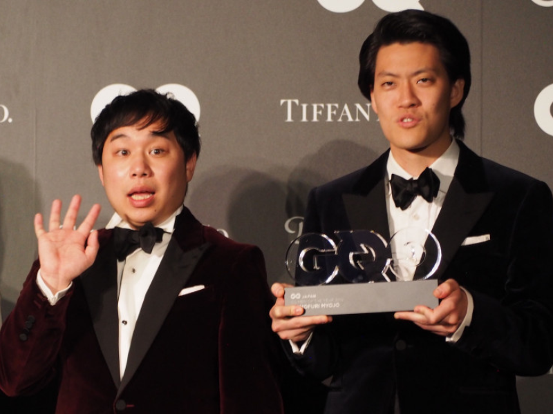 来年の抱負は粗品の実家を…!? 霜降り「GQ MEN OF THE YEAR」受賞