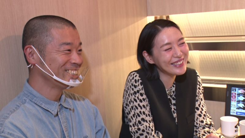 アキナ山名＆宇都宮まきが「回転すし」でラブラブトーク！ 「結婚の挨拶でいろいろワケあって…」
