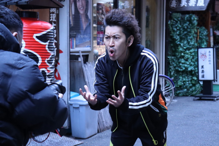 『ミキBASE』感謝状動画にツートライブ周平魂登場! アキナ山名のジャージで“赤面”ラップ