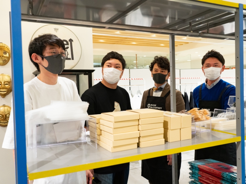 くるり25周年限定ショップで“同級生”ファミリーレストランと“大ファン”ロングコートダディが語りつくす！