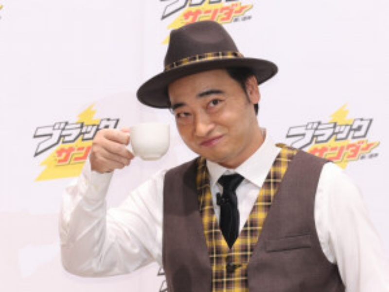 ジャンポケ斉藤「コロナ感染」から完全復帰アピール! 探偵姿で元気に「ハ～イッ！」