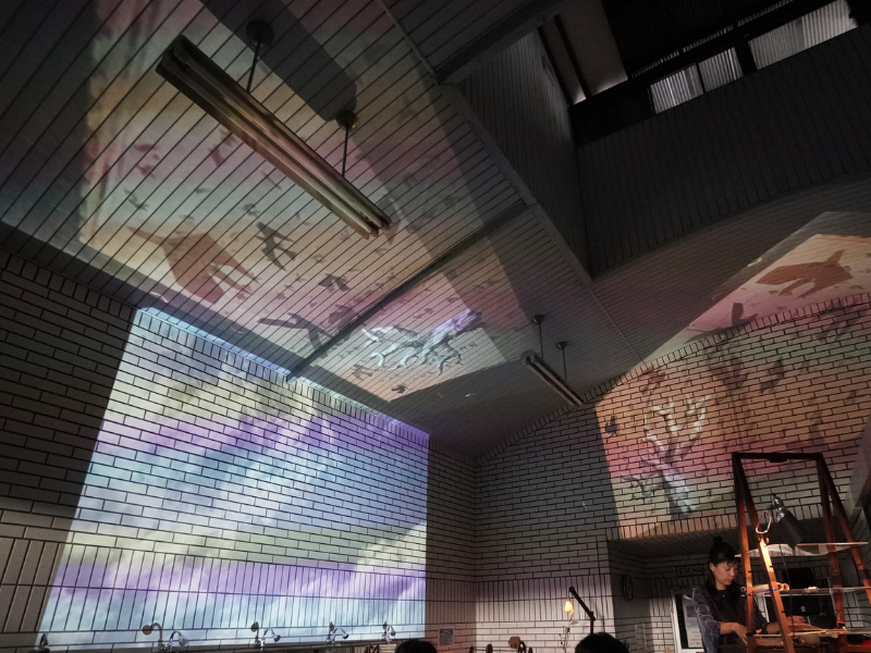 アナログな映像器と楽器を駆使し、映像と音楽で豊かな世界を描くクリエイターユニット・usaginingenが銭湯でパフォーマンス!