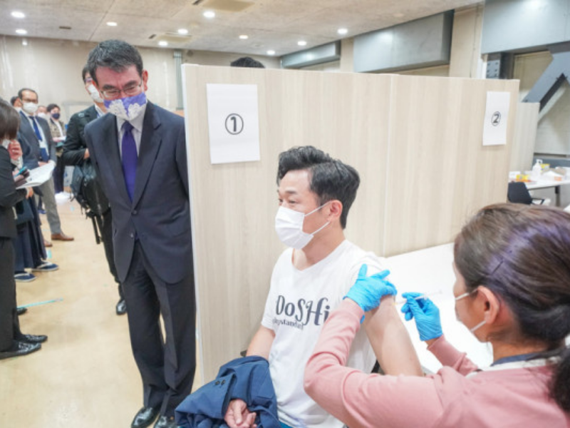 河野大臣が吉本芸人のワクチン職域接種を視察「みなさんの力で若者たちへメッセージを!」