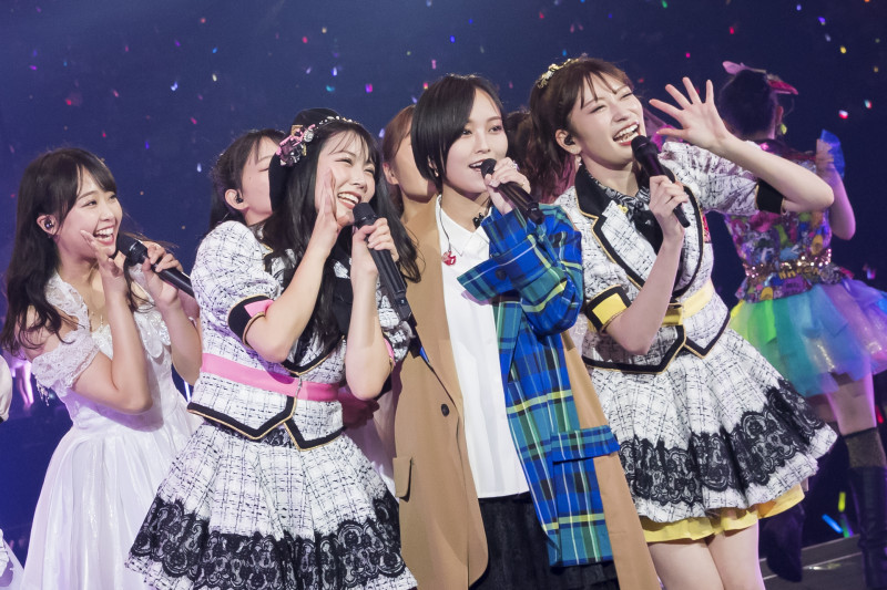 NMB48「10周年記念ライブ」で山本彩ら卒業生が登場! 総勢70人の再集結