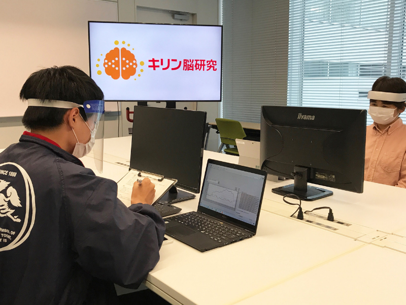 笑う門には福来る! 日本初、産官学の連携で「笑い」による集中力向上とストレス反応の改善効果を解明!