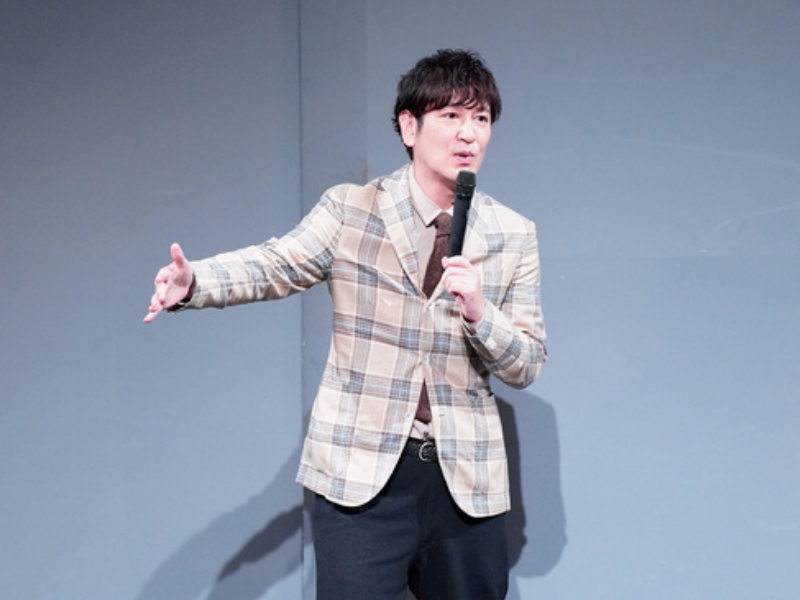 迫る恐竜にココリコ田中が大興奮! 体験型ショー「DINO-A-LIVE」には「生き物が放つ気配がある」