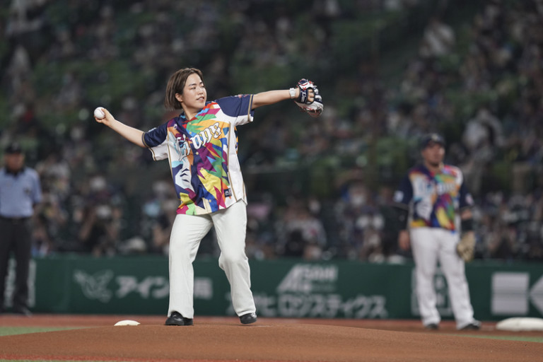 “45キロ減”のゆりやんが初の始球式で「調子乗っちゃって～」!? 中川家・礼二は「特別ユニフォーム」