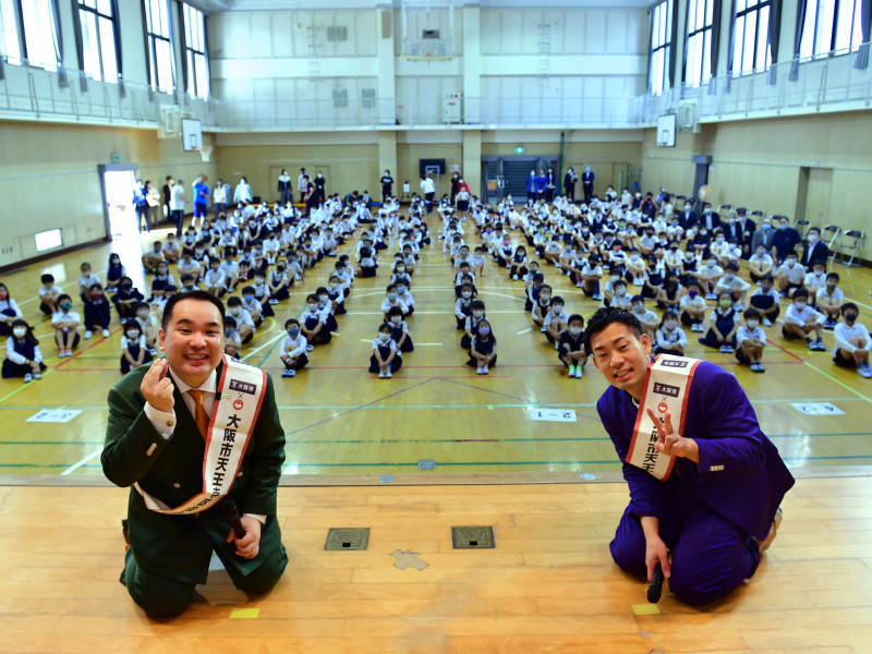 ミルクボーイが小学生のために「歯磨き漫才」披露! 完成度の高さに子どもたち大喜び