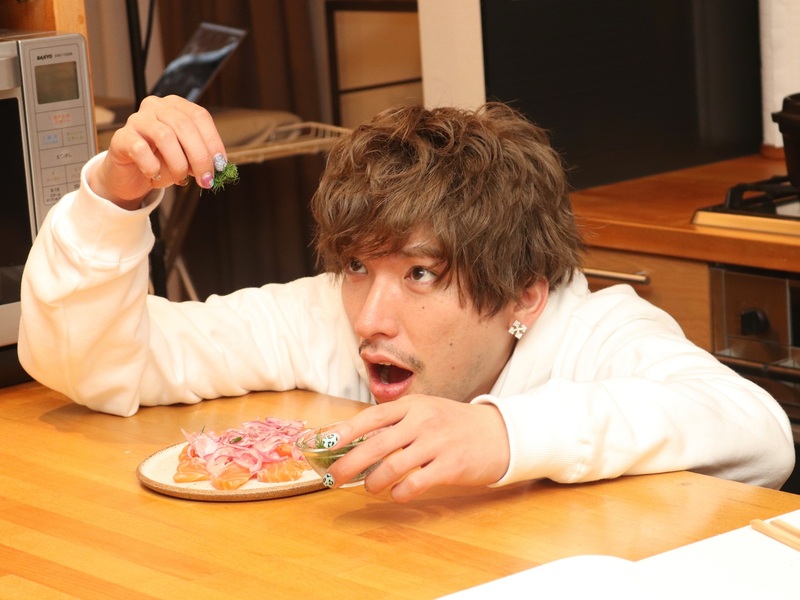 EXITりんたろー。の『VoCE』人気連載現場に密着! 「チャラ飯」に舌鼓も真面目な人柄バレる？