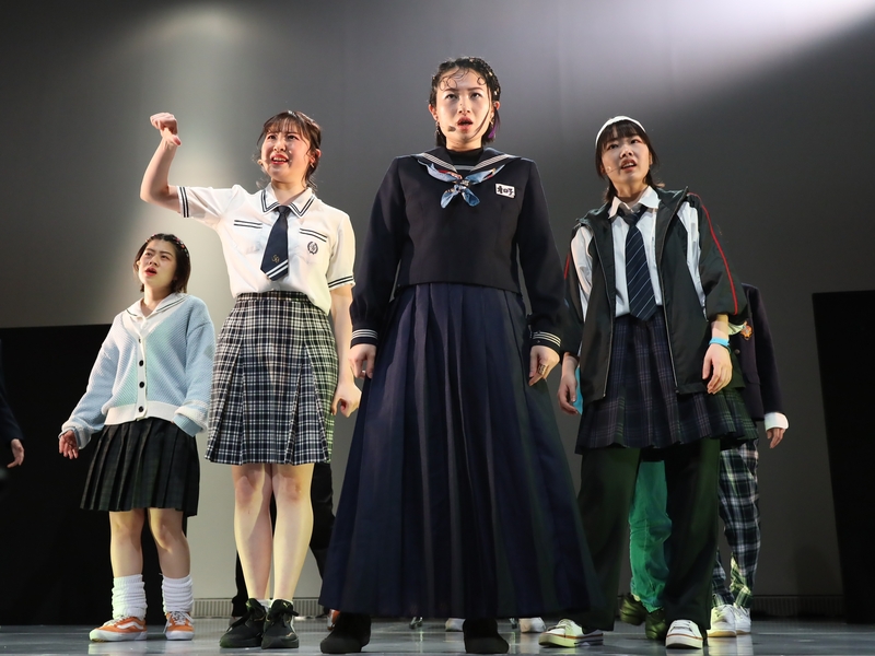 “スターの卵”たちが歌・ダンス・演劇で全力パフォーマンス! 吉本のパフォーマー養成学校が合同公演