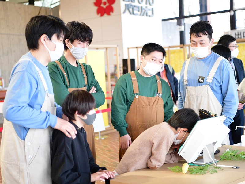 藤崎マーケットとニッポンの社長が“恐竜の世界”を体験「もう没入感がスゴイ！」 最新技術の『やってみた展』で未来体験