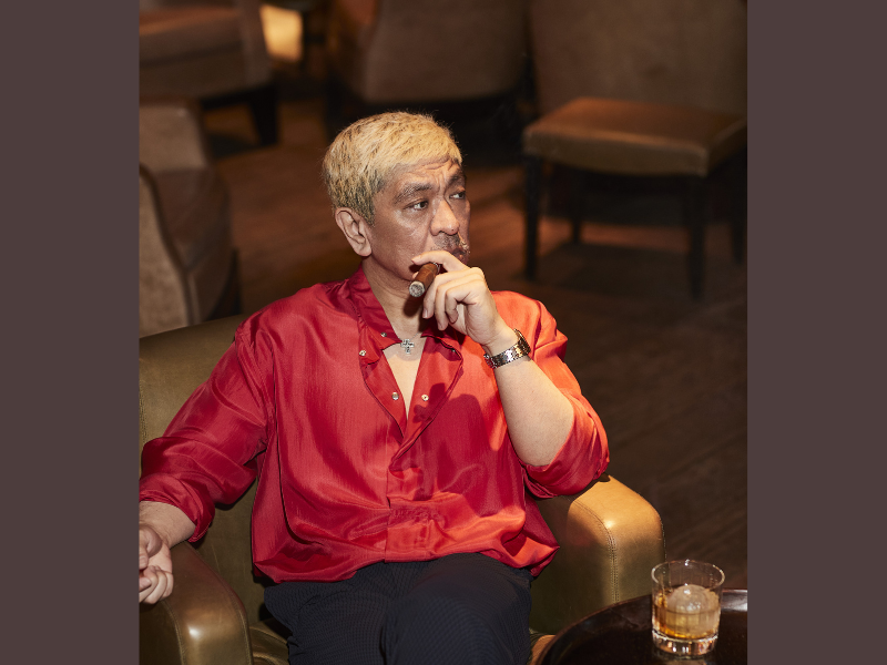 ダウンタウン松本人志がエンポリオ アルマーニの最新コレクションを着用し、雑誌「LEON」の表紙に登場