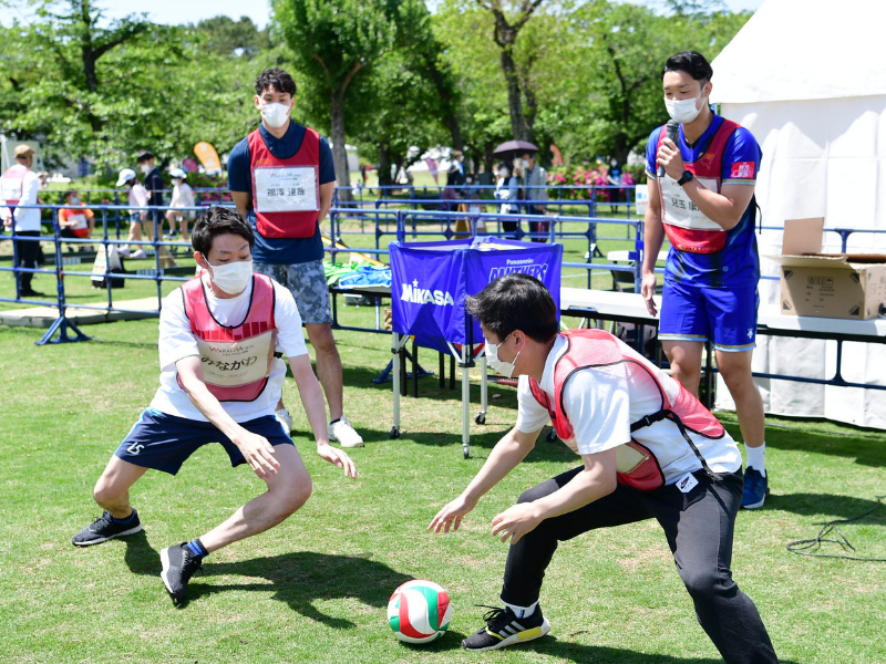 ネイビーズアフロと子どもたちが楽しくスパイク！パナソニックパンサーズの選手による「バレーボール教室」を開催！