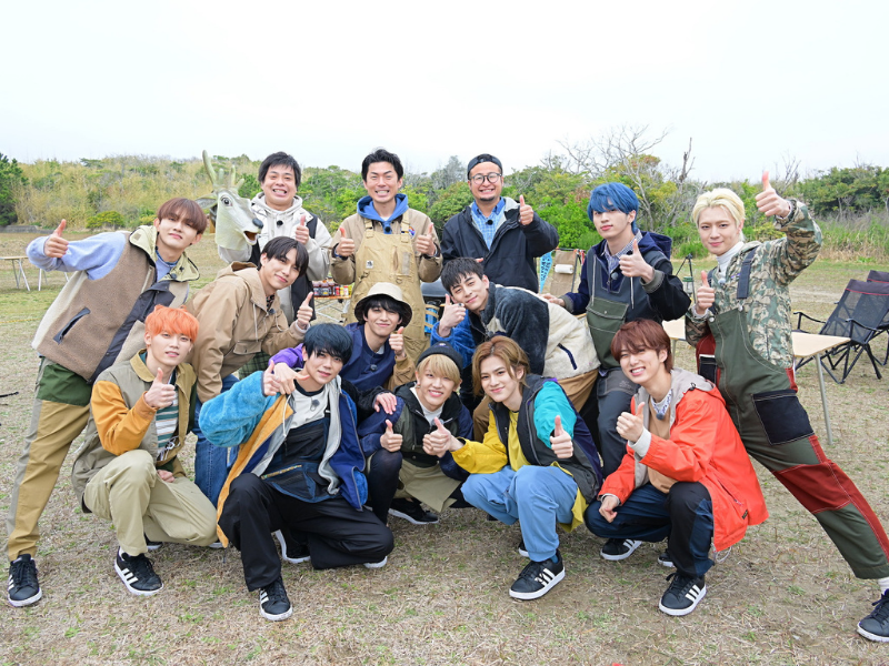 INIが“やりすぎBBQ”を満喫! 大波をバックに恒例“スマートバトル”も!『バベる！-INIがBBQで男磨き-』放送決定