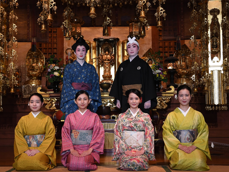 若手実演家たちが奏でる琉球古典音楽が金色の本堂に響き渡る『琉球古典音楽演奏会 首里の景音』