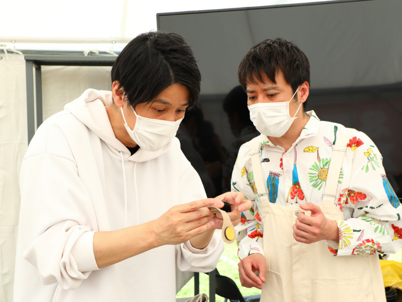 本革の端材を使ったキーホルダー作りにスマイルと子どもたちがチャレンジ！ 「大人でも大変」