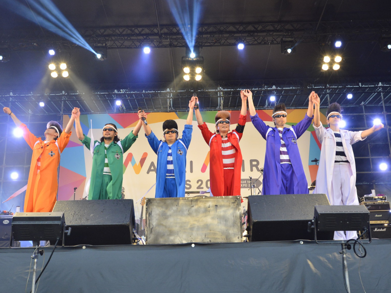 M-stage「EXPO CARNIVAL」で氣志團が「One Night Carnival」熱唱！BiSHバージョン、くるりバージョンも飛び出しファン歓喜