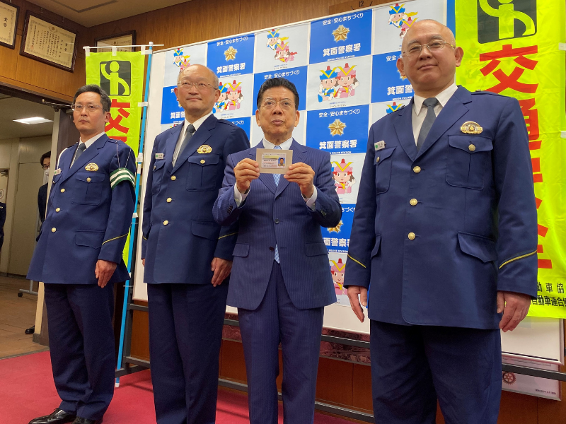 「別れるのは辛かった」 西川きよしが運転免許証を自主返納  運転経歴証明書の交付式で