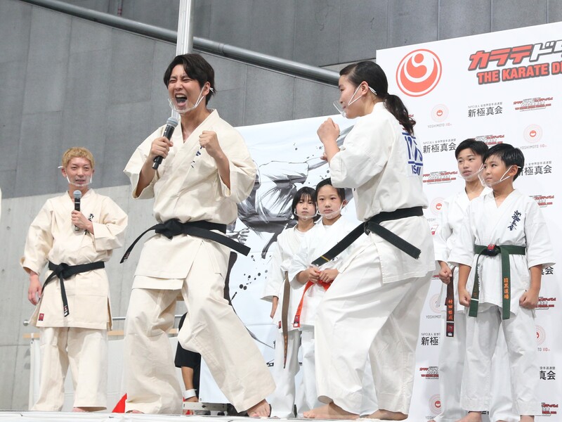 ホンモノの下段回し蹴りにニューヨーク屋敷が悶絶! 吉本興業と新極真会が「ふるさとアスリート」でタッグ