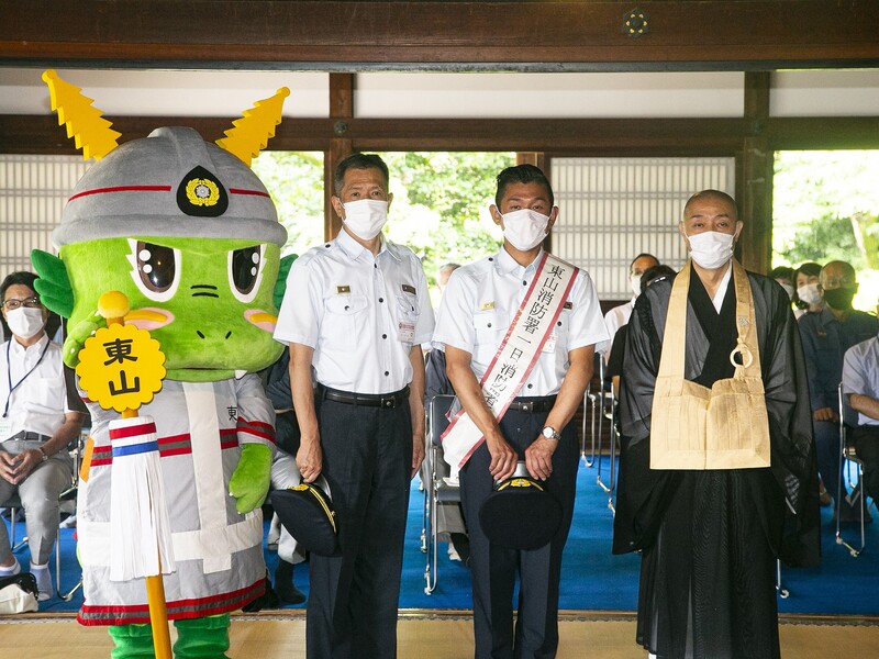 ブッダ本発売の笑い飯・哲夫が京都最古の禅寺・建仁寺で 一日消防署長「朝からお腹にガスがたまっていて…」