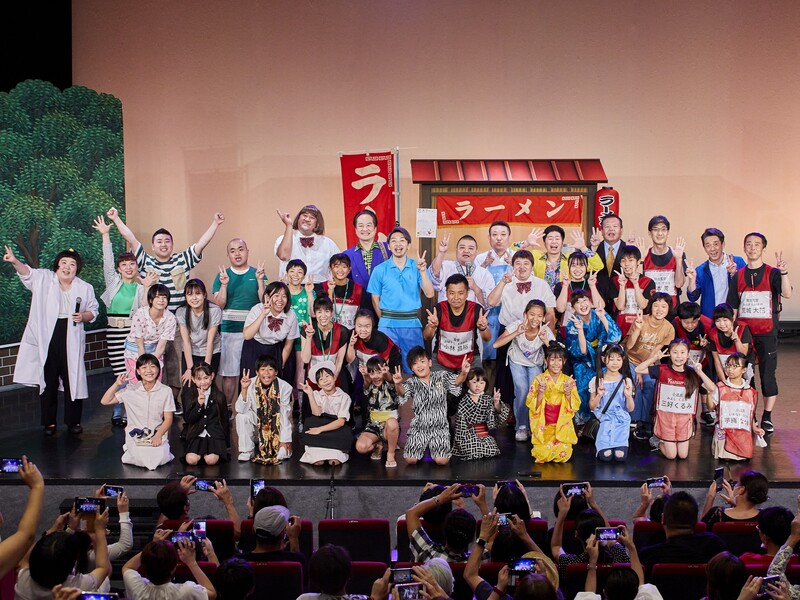 ファンと座員が一緒になって新喜劇を上演! 4歳の“女剣士”の熱演に川畑泰史、酒井藍もメロメロ