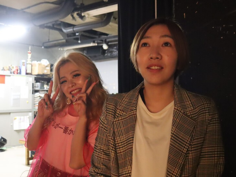 ガチの「メイク風景」に「本番前ルーティン」…“ギャル漫才”エルフが『フィーチャーズ』登場!