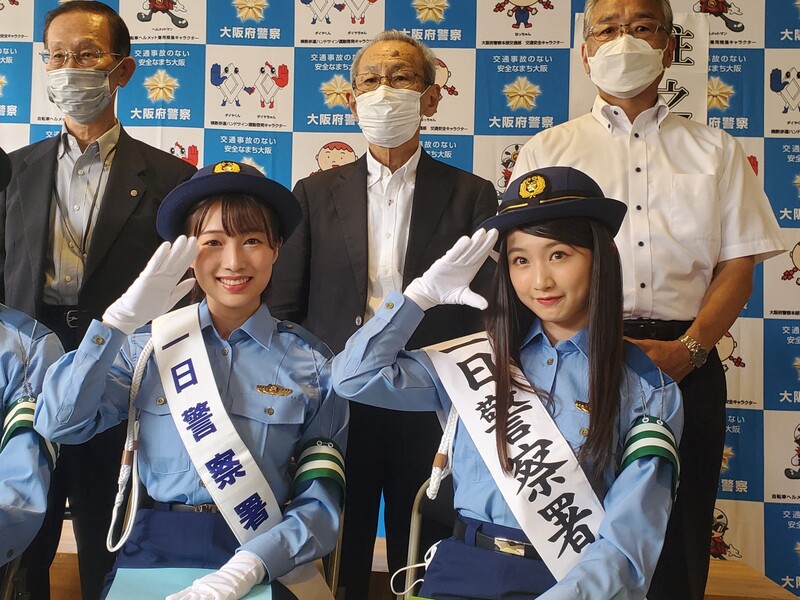 NMB48安部＆塩月が「一日署長」就任! 詰めかけたファンに制服姿で「交通安全、守ろうね」