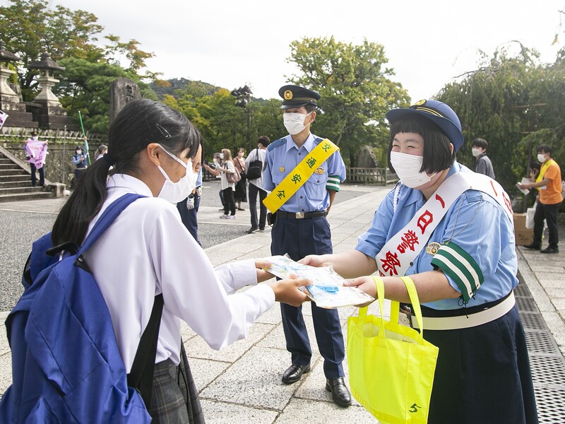 吉本新喜劇・酒井藍が園児たちと交通安全「あいうえお作文」に挑戦! 京都で一日署長に就任