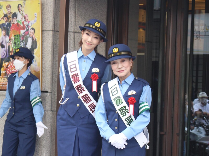 元タカラジェンヌ・紅ゆずる＆吉本新喜劇・末成映薫が一日署長に! 「私のようにいつまでも輝く人生を…」