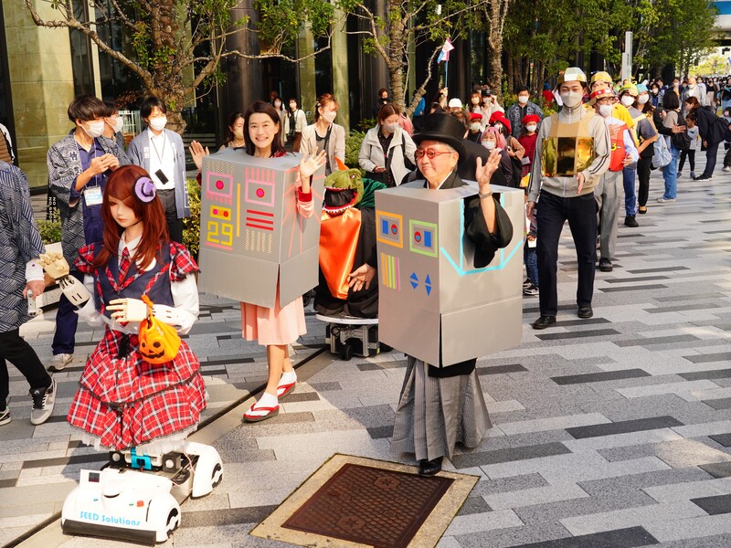 ロボットと一緒に子どもたちがハロウィンパレード! 「ちょもろー」な未来を体験できるイベントが開催