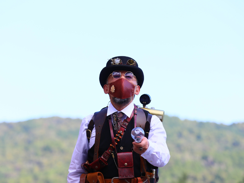 美術館の中を“時の放浪者”がさまよう! KAMIYAMAが不思議なパフォーマンスで魅了