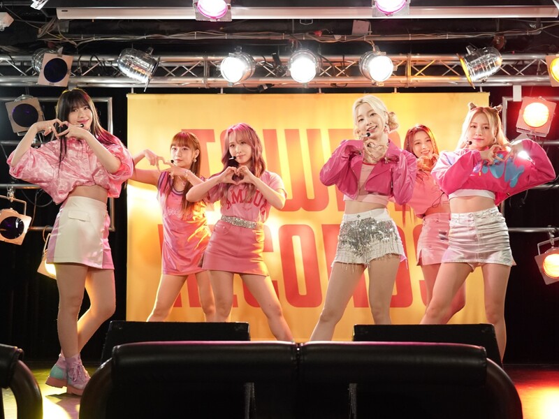 Rocket Punchジュリがサプライズに「ドキドキというより心臓バクバク！」 日本1stアルバム発売で6人来日