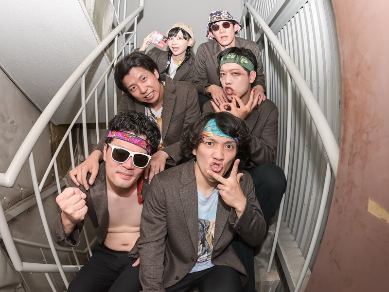 本気芸人バンド「カフェラテごくごく倶楽部」が“初の企業案件”で一夜限りの熱狂ライブ【京都国際映画祭】