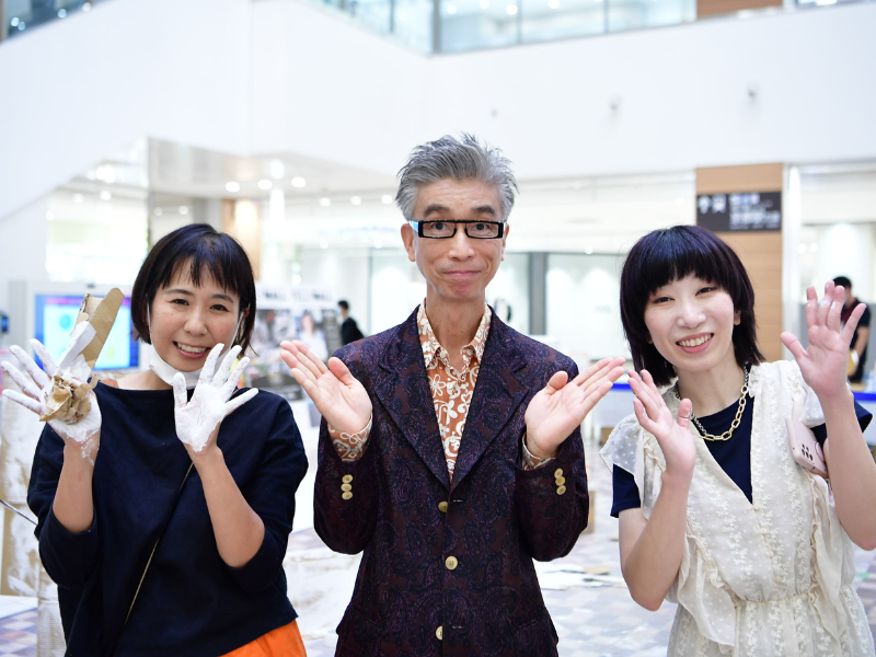 子どもも大人も、エジプトからの観光客もカラフルペイントに大興奮! 「はまぐちさくらこ＆キシモトマイの段ボールでつくる! 描く! わらう! ライブペインティング」開催