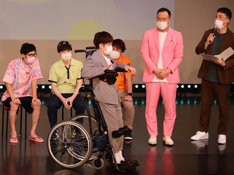 NMB48メンバーも満点評価! 人気芸人と介護職員が笑って学ぶ「介護の日」イベント開催