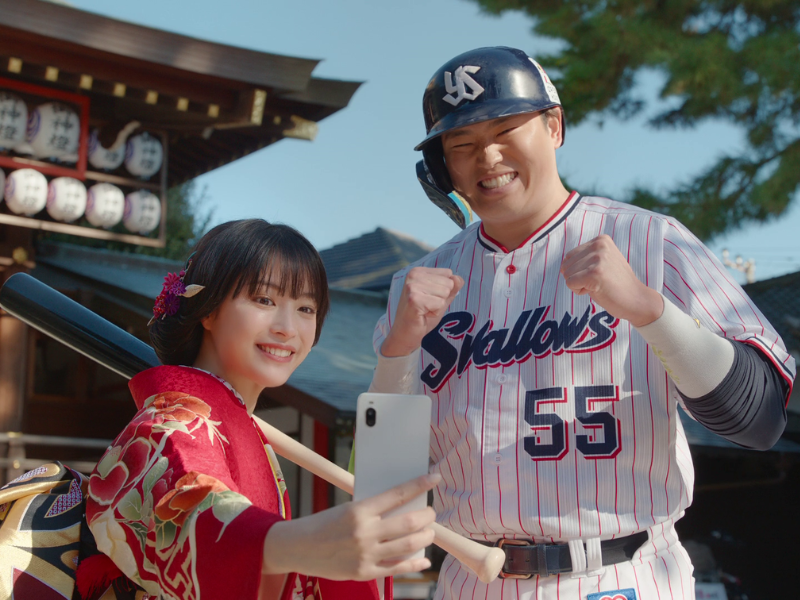 “村神様”こと村上宗隆選手に無茶ぶり!?「お正月を写そう♪2023 チェキ・村神様と初詣」篇12月29日より全国で放映開始