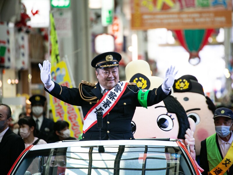 ブラマヨ小杉が地元・京都の一日警察署長就任で「ヒーハー！」連発! 「伝わりにくいけど身の引き締まる思いです」