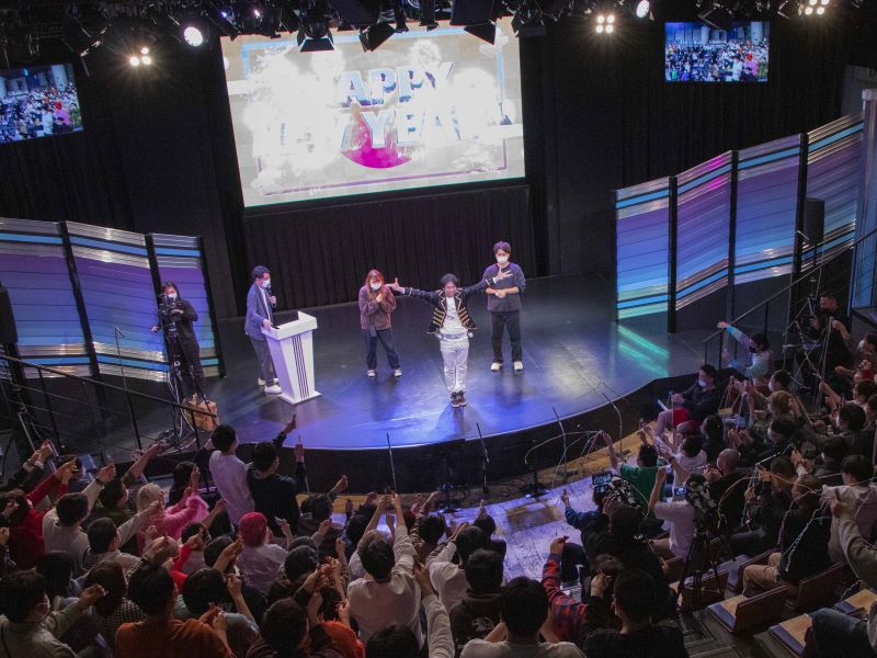 オズワルド伊藤が“英雄”から“罪人”になった2022年を回顧「ヨシモト∞ホール」カウントダウンライブ！