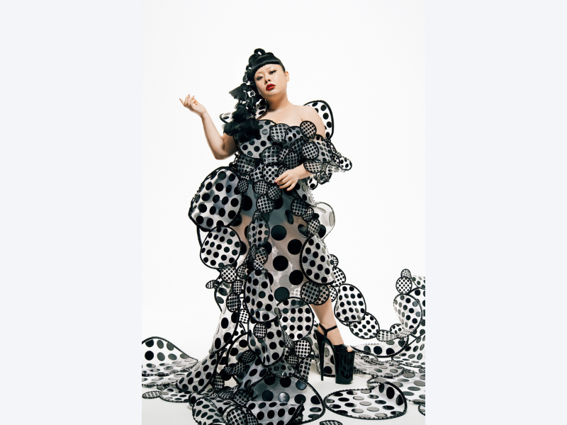 渡辺直美が新素材を駆使したスペシャルドレスをまとって『装苑』2023年3月号に登場!