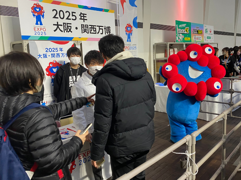 大阪・関西万博PRブースや協賛社ブースも大盛況! 芸人のサイン会も開催 『LIVE STAND 福岡』