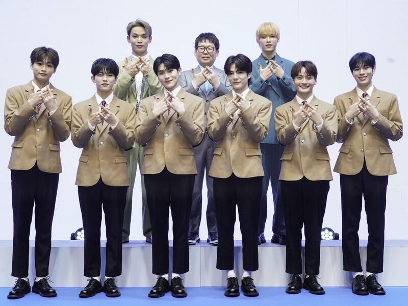 JO1、INIに続くボーイズグループ「DXTEEN」誕生! 6人のお披露目に與那城「弟みたいな感じ」