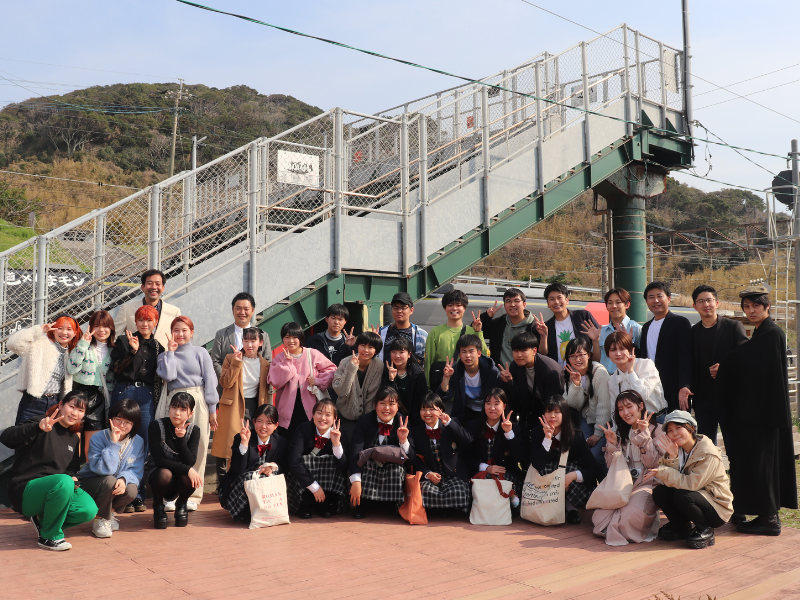 鹿児島県＆熊本県住みます芸人が高校卒業生をお祝い「おれんじ鉄道で行くトレインツアー」