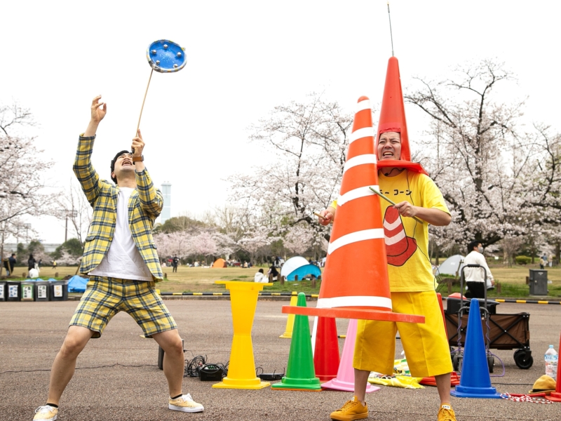 万博記念公園の桜を見ながら大道芸! 「桜まつり」に芸人集結「言葉がわからなくても楽しめる」