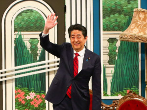 安倍首相がG20の大阪開催周知、交通規制のご理解の呼びかけで吉本新喜劇に登場！