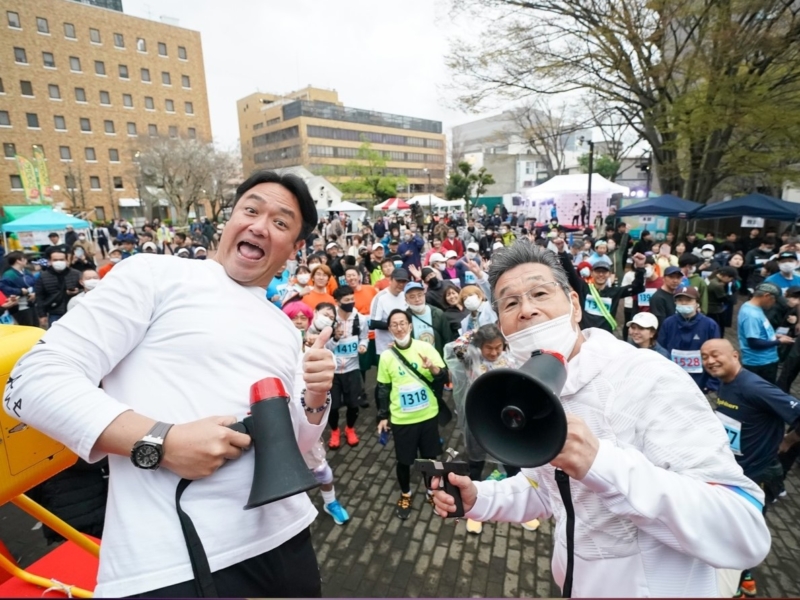 人気芸人も元WBC選手も沼津の街を走る! 「寛平アメマナイトマラソン」が100点満点でサイコーなワケ