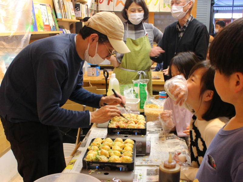 吉本「たこ焼きブ！」新たな“出店先”は子ども食堂! 初イベントは「約2時間で320個」
