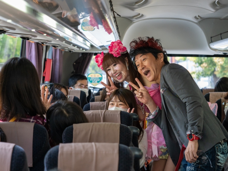 ラニーノーズの生ネタにかつみ♥さゆりの乱入…サプライズだらけの吉本バスツアーが運行開始!