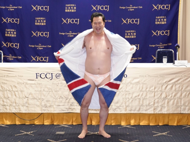 とにかく明るい安村が外国特派員協会で会見! おなじみのあの芸で世界の記者が「Pants!!」