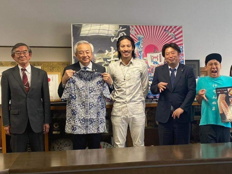 インドネシア在住シンガーソングライター 加藤ひろあき、宮城県住みます芸人 けせんぬまペイ！が気仙沼市長を表敬訪問