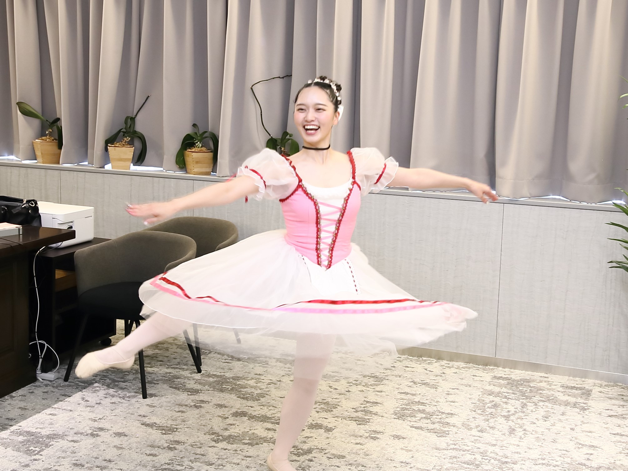 市長室でバレエ披露!? バレリーナ芸人・松浦景子“あるある本”第2弾で